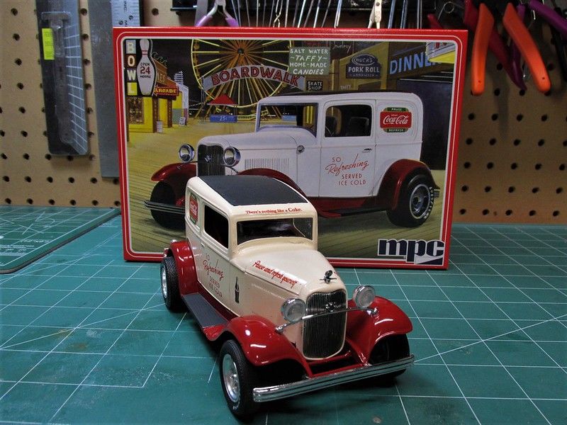 MPC 1932 Ford Sedan Delivery (Coca Cola) 1/25 Model Kit (Lvl 2)