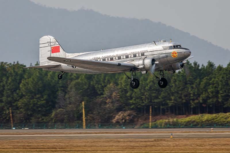 Trumpeter 1/48 DC-3 Trumpeter 1/48 DC-3